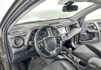 Подержанный автомобиль Toyota RAV4 2019 года (13 фото)