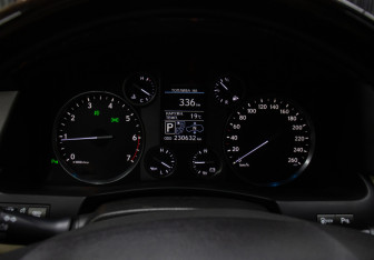 Подержанный автомобиль Lexus LX 2008 года (15 фото)