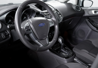 Подержанный автомобиль Ford Fiesta Sedan 2015 года (14 фото)