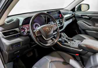 Подержанный автомобиль Toyota Highlander 2021 года (15 фото)