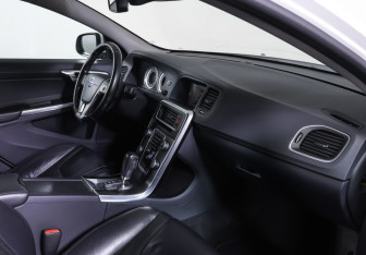 Подержанный автомобиль Volvo S60 2012 года (10 фото)