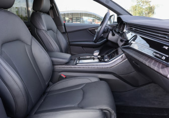 Подержанный автомобиль Audi Q8 2022 года (12 фото)