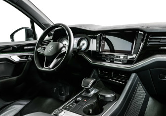 Подержанный автомобиль Volkswagen Touareg 2021 года (10 фото)