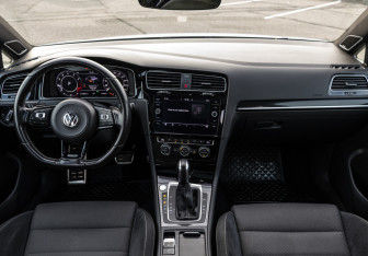 Подержанный автомобиль Volkswagen Golf R Wagon 2020 года (13 фото)