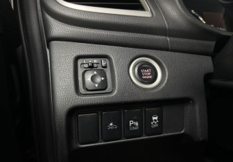 Подержанный автомобиль Mitsubishi Pajero Sport 2017 года (22 фото)