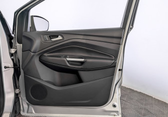 Подержанный автомобиль Ford Kuga 2016 года (24 фото)