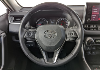 Подержанный автомобиль Toyota RAV4 2021 года (21 фото)