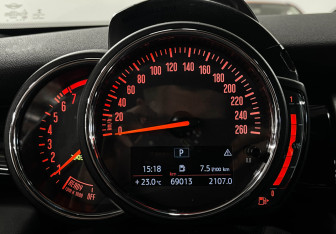 Подержанный автомобиль MINI Hatch 2020 года (11 фото)