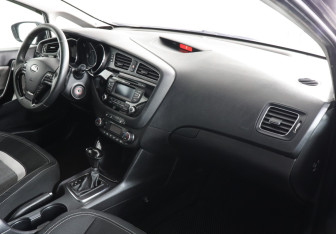 Подержанный автомобиль Kia Ceed Hatchback 2012 года (10 фото)