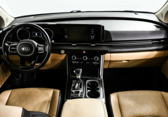 Подержанный автомобиль Kia Carnival 2020 года (8 фото)