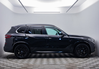 Подержанный автомобиль BMW X5 2021 года (6 фото)