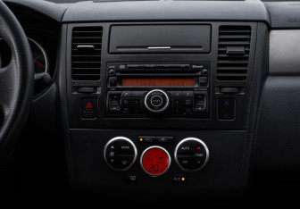 Подержанный автомобиль Nissan Tiida Hatchback 2012 года (13 фото)