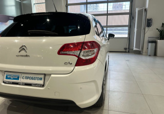 Подержанный автомобиль Citroen C4 Hatchback 2012 года (9 фото)