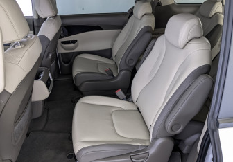 Подержанный автомобиль Kia Carnival 2021 года (18 фото)