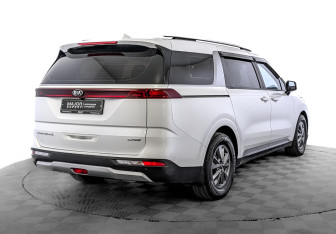 Подержанный автомобиль Kia Carnival 2021 года (5 фото)