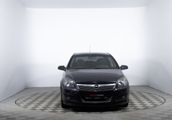 Подержанный автомобиль Opel Astra Sedan 2008 года (2 фото)