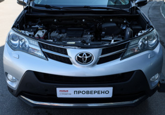 Подержанный автомобиль Toyota RAV4 2014 года (9 фото)