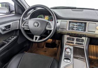Подержанный автомобиль Jaguar XF Sedan 2014 года (29 фото)