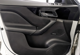 Подержанный автомобиль Jaguar F-Pace 2017 года (19 фото)