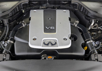 Подержанный автомобиль Infiniti Q70 2015 года (9 фото)