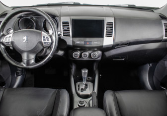 Подержанный автомобиль Peugeot 4007 2010 года (11 фото)