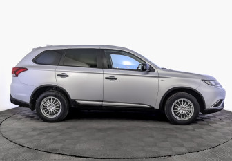 Подержанный автомобиль Mitsubishi Outlander 2021 года (4 фото)