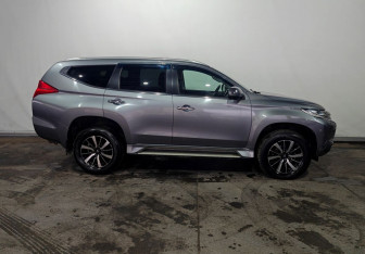 Подержанный автомобиль Mitsubishi Pajero Sport 2017 года (8 фото)