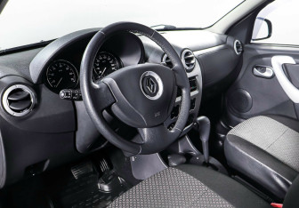 Подержанный автомобиль Renault Sandero 2013 года (12 фото)