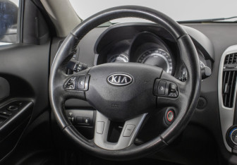 Подержанный автомобиль Kia Ceed Hatchback 2010 года (15 фото)