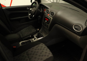 Подержанный автомобиль Ford Focus Hatchback 2008 года (18 фото)