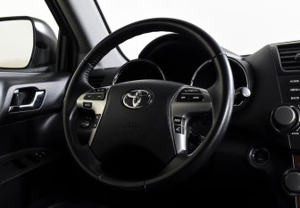 Подержанный автомобиль Toyota Highlander 2013 года (12 фото)
