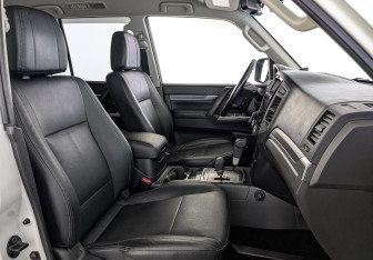 Подержанный автомобиль Mitsubishi Pajero 2017 года (24 фото)
