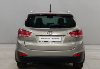 Подержанный автомобиль Hyundai ix35 2011 года (6 фото)