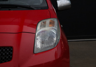 Подержанный автомобиль Toyota Yaris Hatchback 2008 года (18 фото)