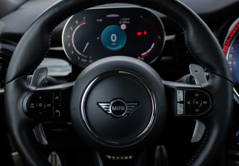 Подержанный автомобиль MINI Hatch 2021 года (12 фото)