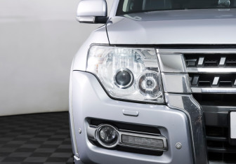Подержанный автомобиль Mitsubishi Pajero 2015 года (23 фото)