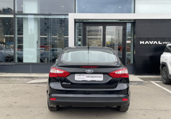 Подержанный автомобиль Ford Focus Sedan 2011 года (6 фото)
