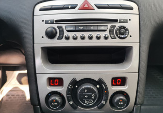 Подержанный автомобиль Peugeot 308 Hatchback 2009 года (15 фото)
