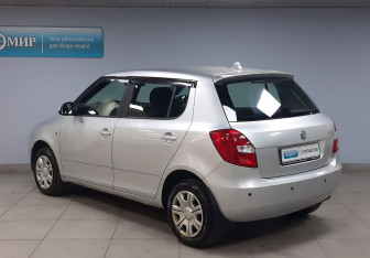 Подержанный автомобиль Skoda Fabia Hatchback 2010 года (7 фото)