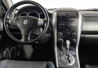 Подержанный автомобиль Suzuki Grand Vitara 2013 года (12 фото)