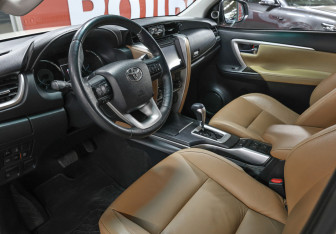 Подержанный автомобиль Toyota Fortuner 2018 года (17 фото)