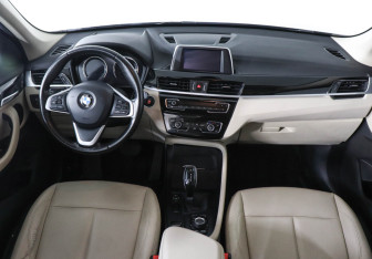 Подержанный автомобиль BMW X1 2018 года (11 фото)