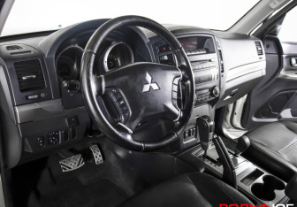 Подержанный автомобиль Mitsubishi Pajero 2011 года (17 фото)