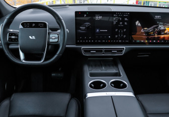 Подержанный автомобиль LiXiang L7 2024 года (10 фото)