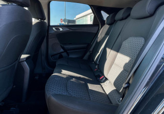 Подержанный автомобиль Kia Ceed Hatchback 2022 года (10 фото)