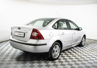 Подержанный автомобиль Ford Focus Sedan 2006 года (5 фото)