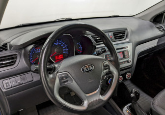 Подержанный автомобиль Kia Rio Sedan 2015 года (13 фото)
