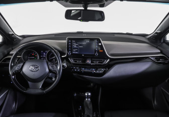 Подержанный автомобиль Toyota C-HR 2021 года (14 фото)