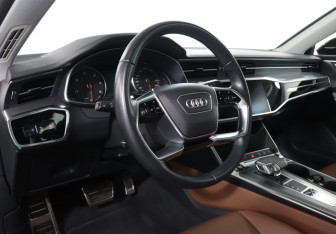 Подержанный автомобиль Audi A7 2018 года (13 фото)