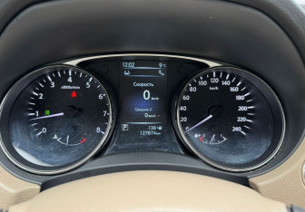 Подержанный автомобиль Nissan X-Trail 2015 года (14 фото)